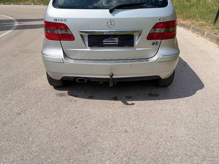 Slika prikazuje vanjsku stražnju stranu vozila.