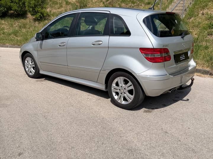 Slika prikazuje vanjski izgled vozila (eksterijer).