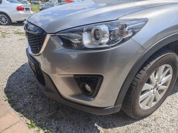Slika prikazuje vanjski dio vozila (prednji dio i kotač).