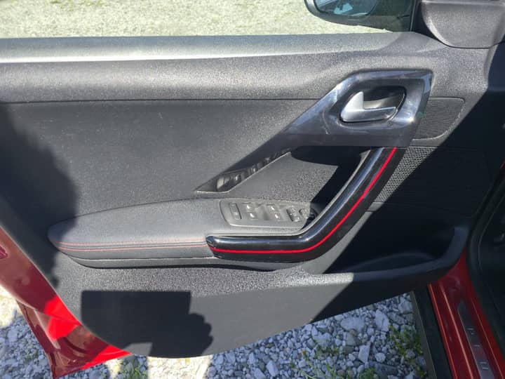 Slika prikazuje unutrašnjost vrata vozila (panel s gumbima).