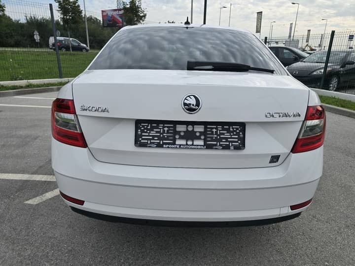 Slika prikazuje vanjsku stražnju stranu vozila.