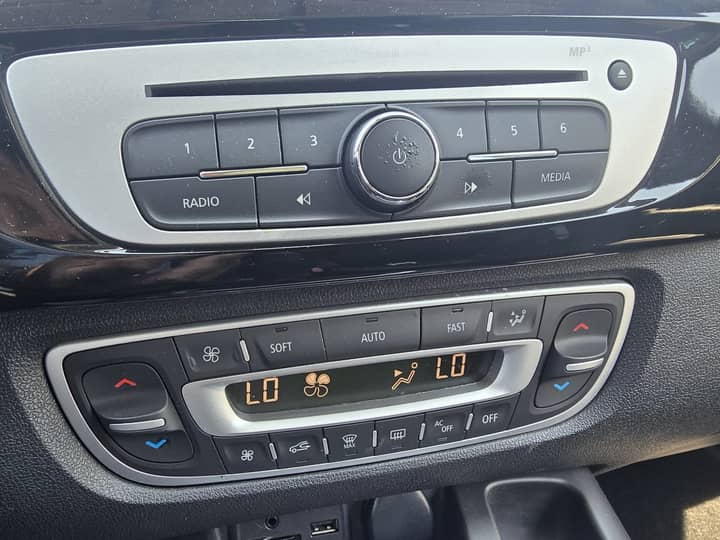 Slika prikazuje unutrašnjost vozila, panel kontrole i klima uređaja.