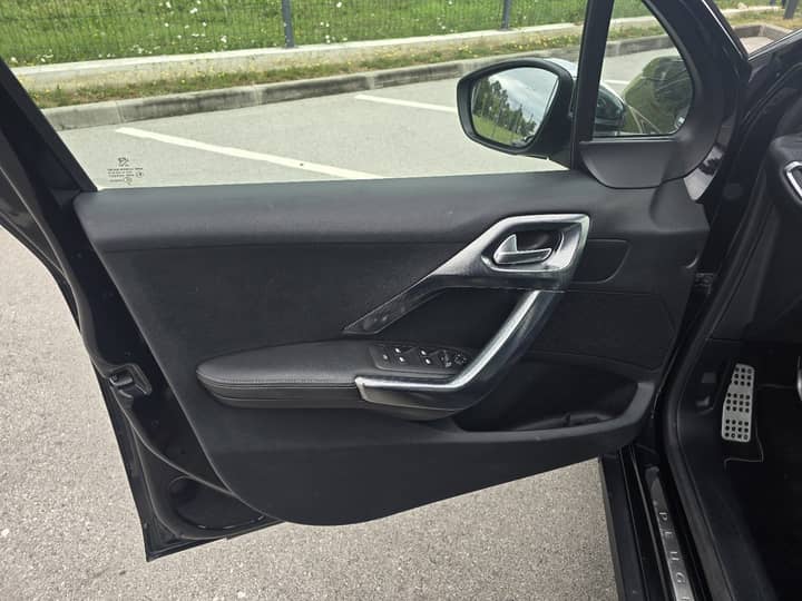 Slika prikazuje unutrašnjost vozila, panel vrata.