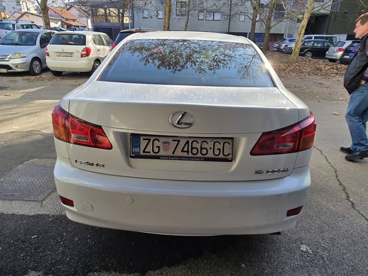 Slika prikazuje vanjski dio vozila, stražnji dio karoserije.