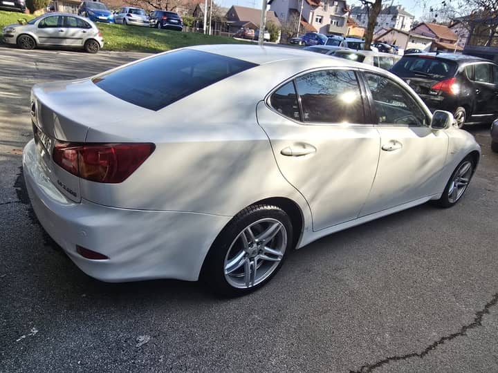 Slika prikazuje vanjski dio vozila.