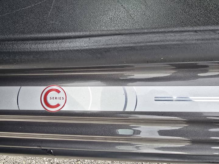 Slika prikazuje vanjski dio vozila, bez interijera.