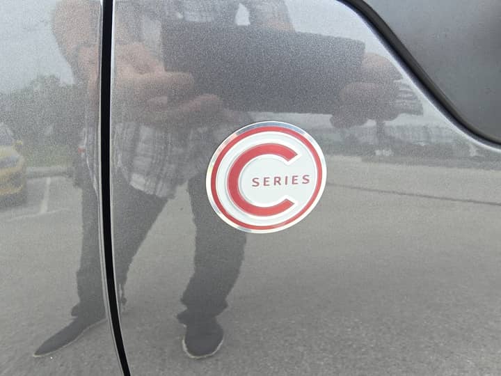 Slika prikazuje vanjsku stranu vozila (eksterijer) s logotipom.