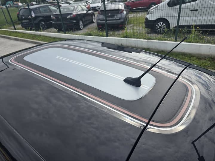 Slika prikazuje vanjski dio vozila, vidljiv panoramski krov.