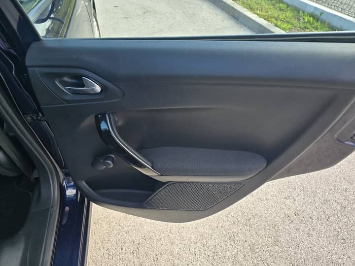 Slika prikazuje unutrašnjost vrata automobila.