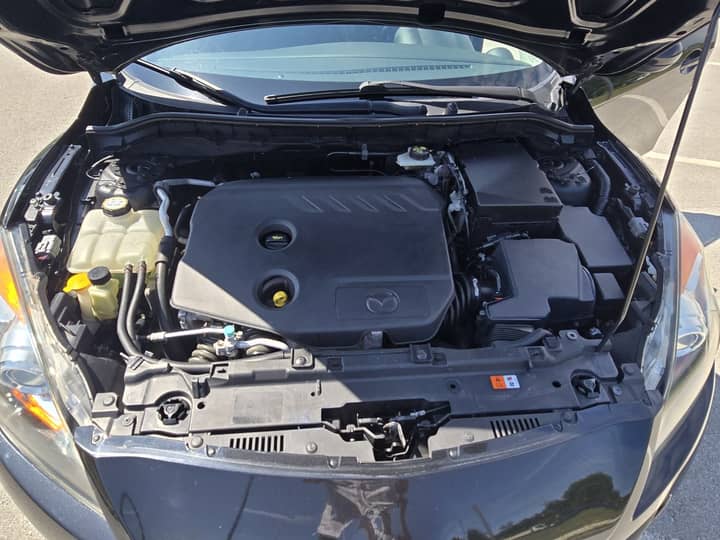 Slika prikazuje vanjski dio vozila – motorni prostor.