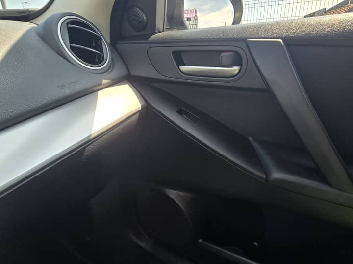 Slika prikazuje unutrašnjost vozila (ventilacija i panel vrata).