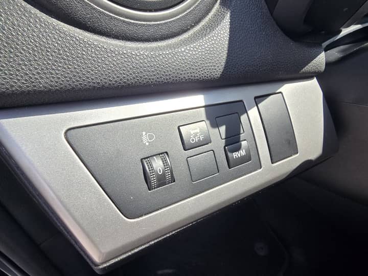 Slika prikazuje unutrašnjost vozila - kontrolni panel.