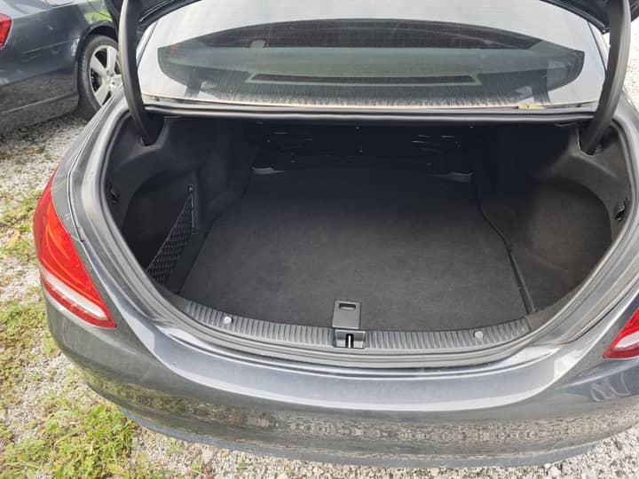 Slika prikazuje vanjski dio automobila (prtljažnik).