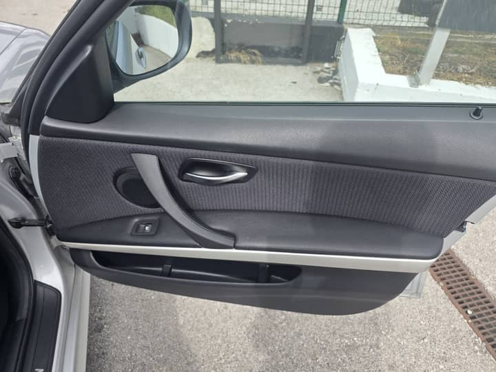 Slika prikazuje unutrašnjost vozila (panel vrata).
