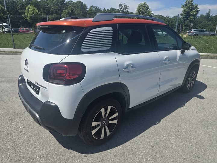 Slika prikazuje vanjsku stranu vozila (eksterijer).