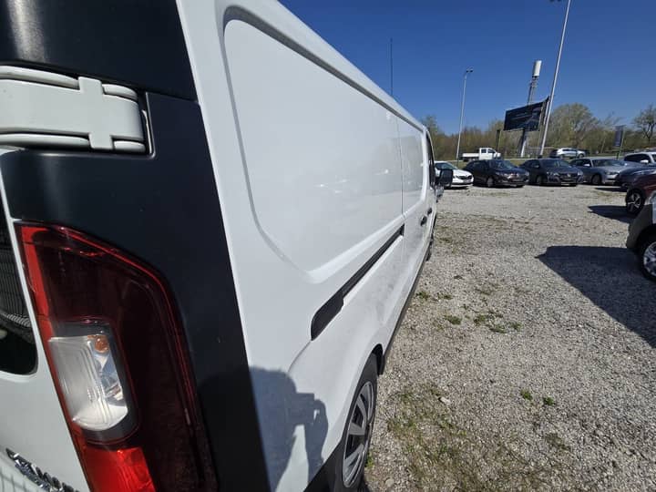 Slika prikazuje vanjski dio vozila, eksterijer.