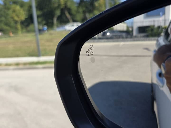 Slika prikazuje vanjsku stranu vozila retrovizor.