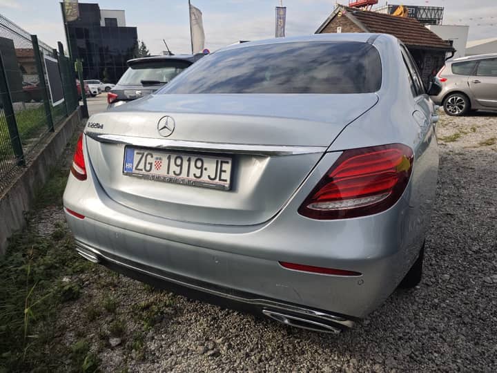 Slika prikazuje vanjštinu vozila (stražnji dio karoserije).