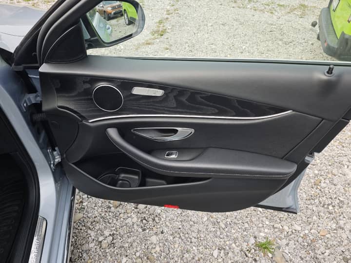 Slika prikazuje unutrašnjost vozila (panel vrata).