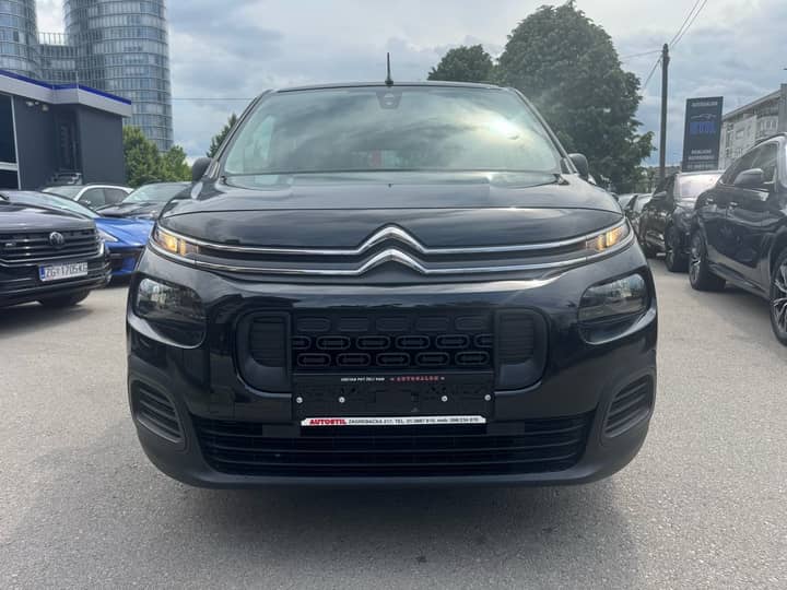 Slika prikazuje vanjski dio vozila (prednji pogled).
