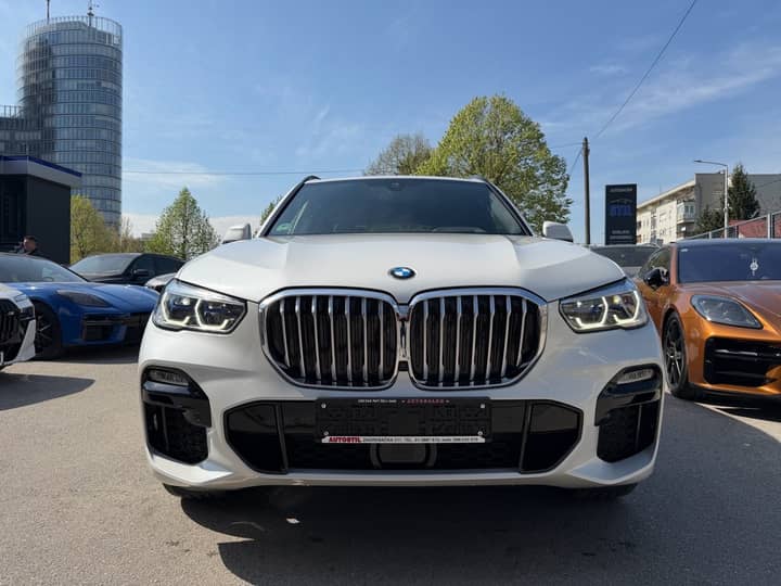 Slika prikazuje vanjski izgled vozila, fokus na prednjem dijelu.