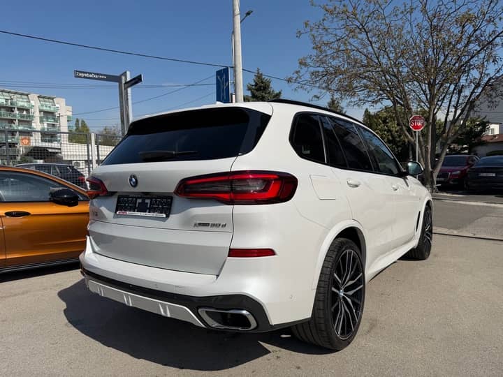 Slika prikazuje vanjski izgled vozila i dio stražnjeg dijela.