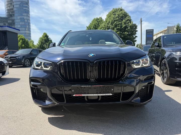 Slika prikazuje vanjski eksterijer automobila.