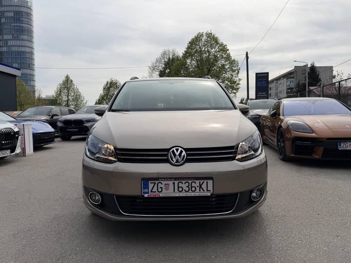 Slika prikazuje vanjski izgled vozila, prednji dio.