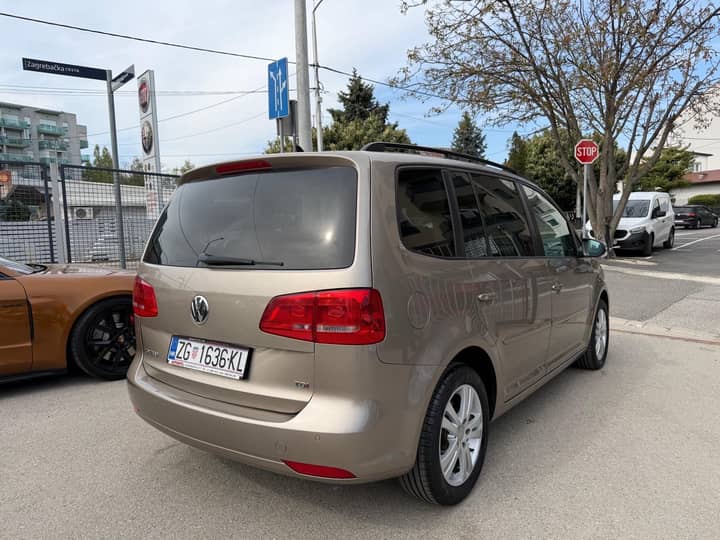 Slika prikazuje vanjsku karoseriju vozila.