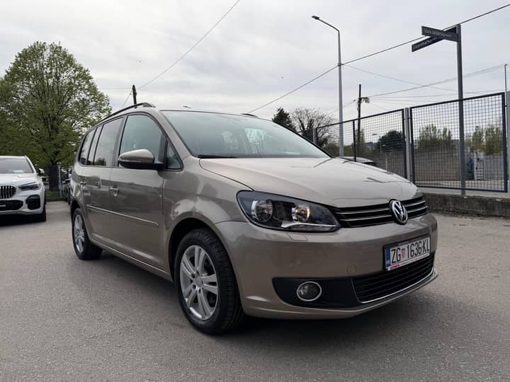 Slika prikazuje vanjski izgled vozila (karoserija, svjetla).