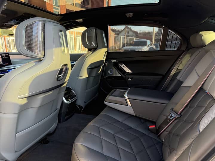 BMW M760e Xdrive M Sportpaket Pro - interijer 3