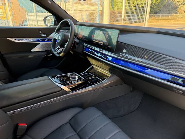 BMW M760e Xdrive M Sportpaket Pro - interijer 4