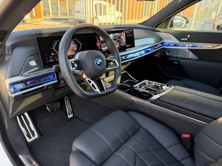 BMW M760e Xdrive M Sportpaket Pro - interijer 1