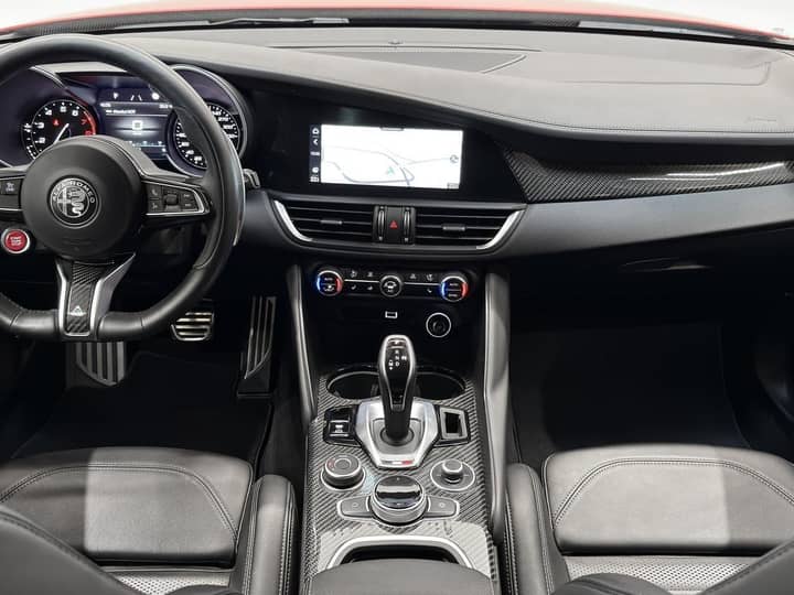 Alfa Romeo Giulia Quadrifoglio - interijer 1