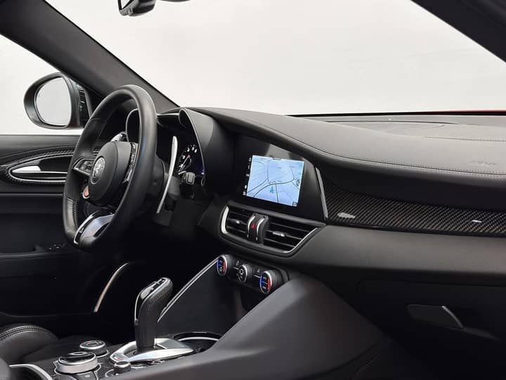 Alfa Romeo Giulia Quadrifoglio - interijer 3