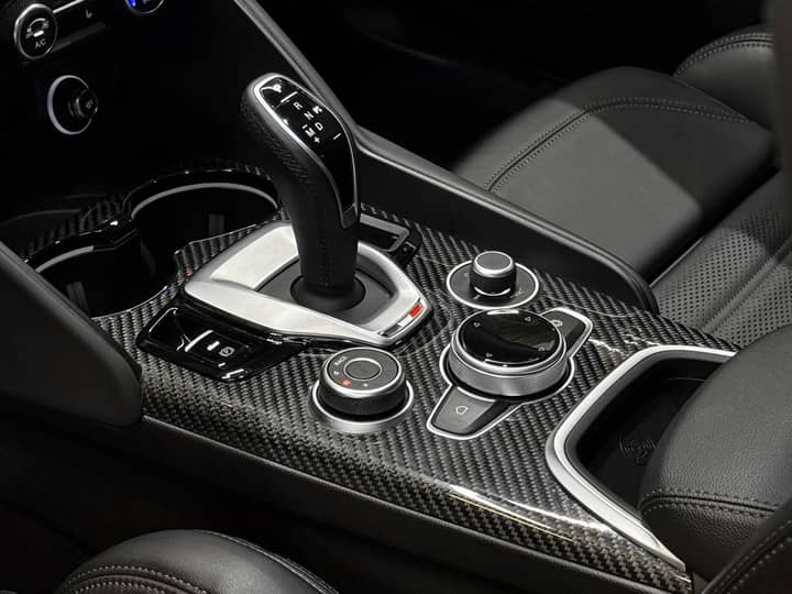 Alfa Romeo Giulia Quadrifoglio - interijer 4