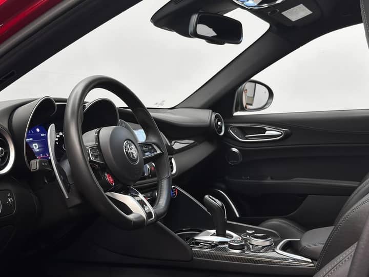 Alfa Romeo Giulia Quadrifoglio - interijer 2