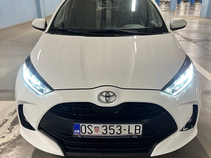 Slika prikazuje vanjštinu vozila, prednji dio.