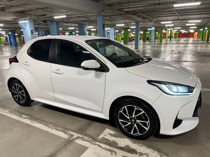 Slika prikazuje vanjštinu vozila snimljenu u parkiralištu.