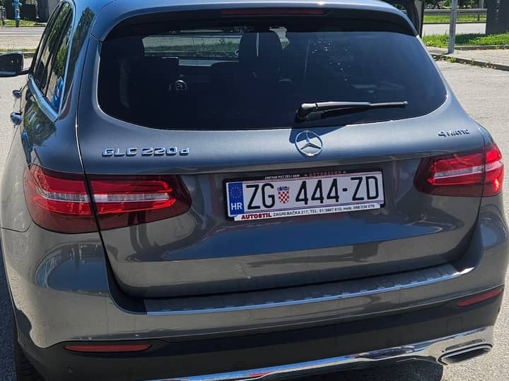 Slika prikazuje eksterijer vozila, fokus na stražnji dio karoserije.