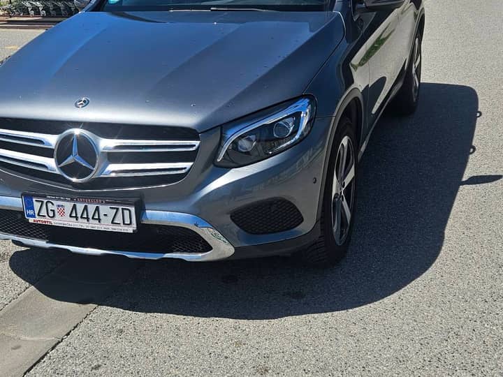 Slika prikazuje vanjski izgled vozila, karoseriju i felge.