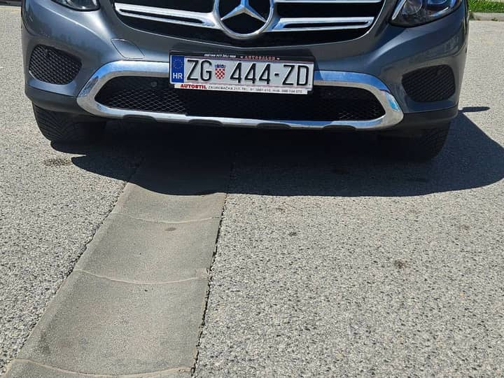 Slika prikazuje vanjski prednji dio vozila.