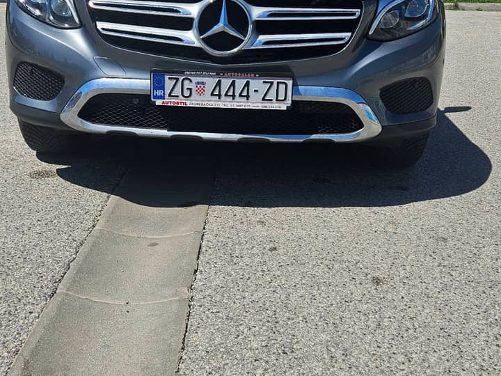 Slika prikazuje vanjski dio vozila, prednji pogled.