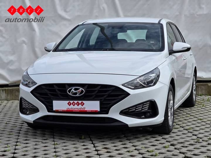 Slika prikazuje vanjštinu automobila (prednji dio).