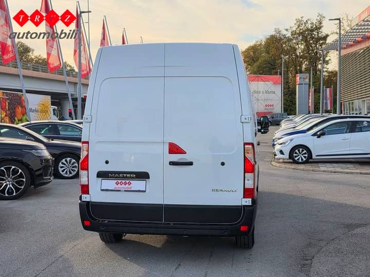 Slika prikazuje vanjsku stražnju stranu vozila.