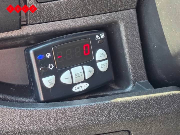 Slika prikazuje unutrašnjost vozila – kontrolna ploča.