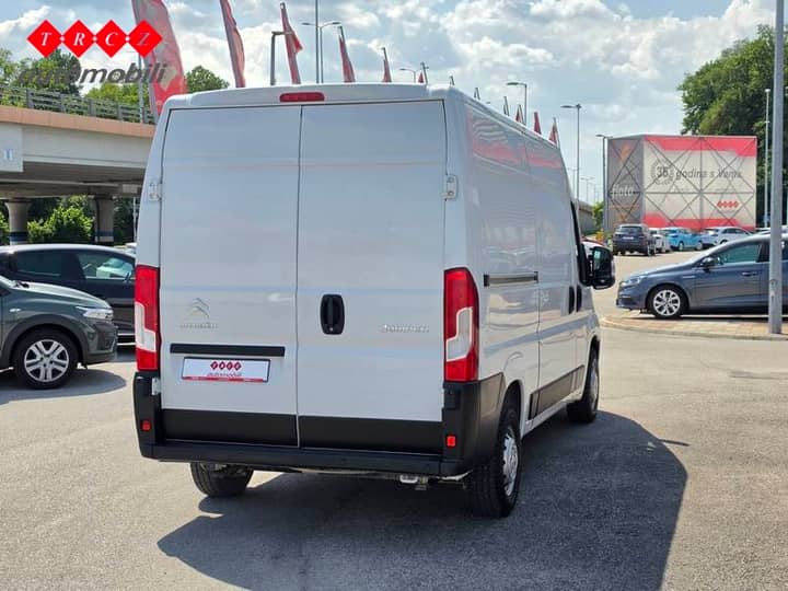 Slika prikazuje vanjsku stranu vozila (stražnji dio).
