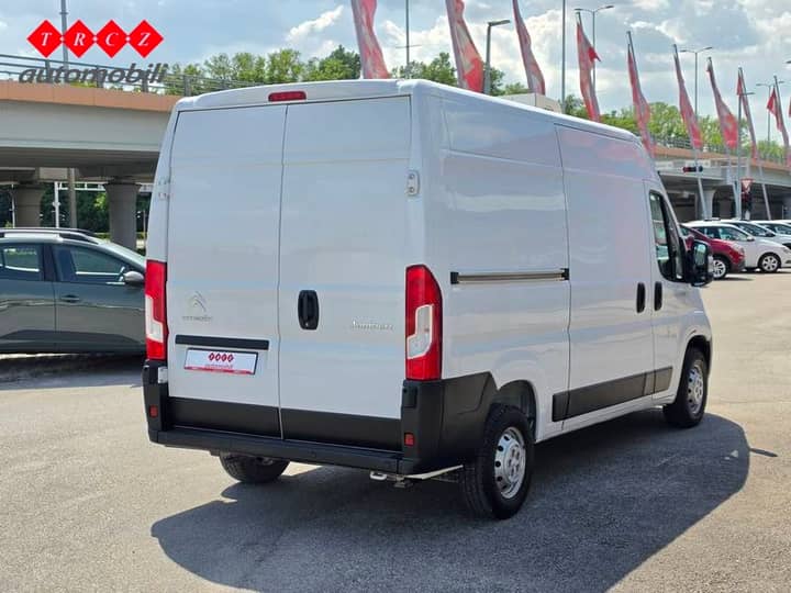 Slika prikazuje vanjštinu vozila (karoserija i stražnja vrata).