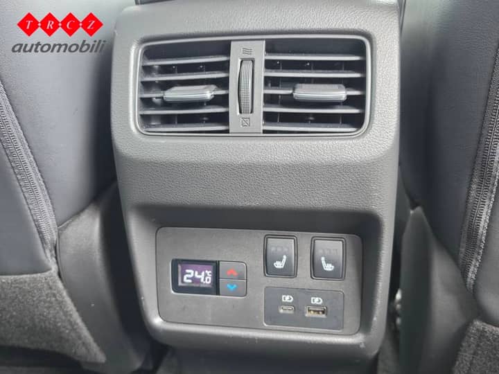 Slika prikazuje unutrašnjost vozila (ventilacija i kontrolna ploča).