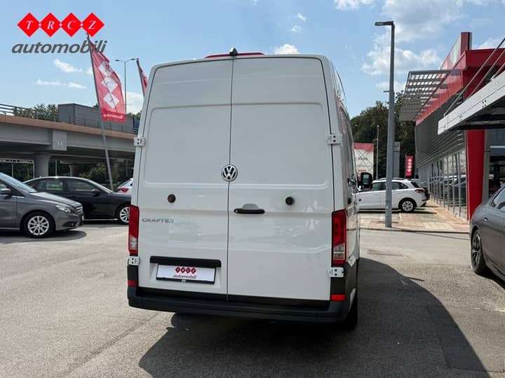 Slika prikazuje vanjsku stranu vozila (stražnji dio).